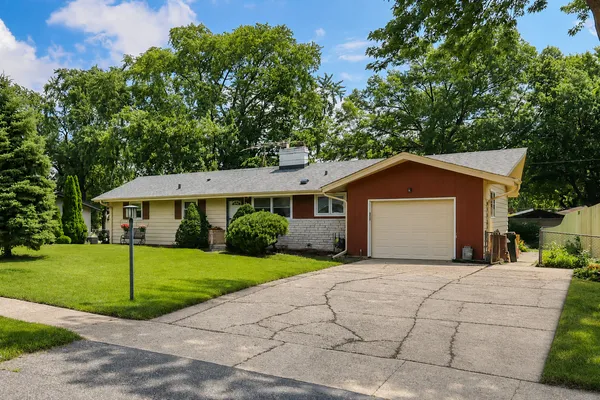 $425,000 | 443 Glendale Road, Roselle, IL 60172