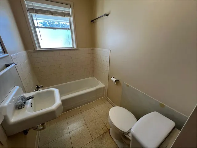 $825 | 638 Ave F, Unit B, Westwego, LA 70094