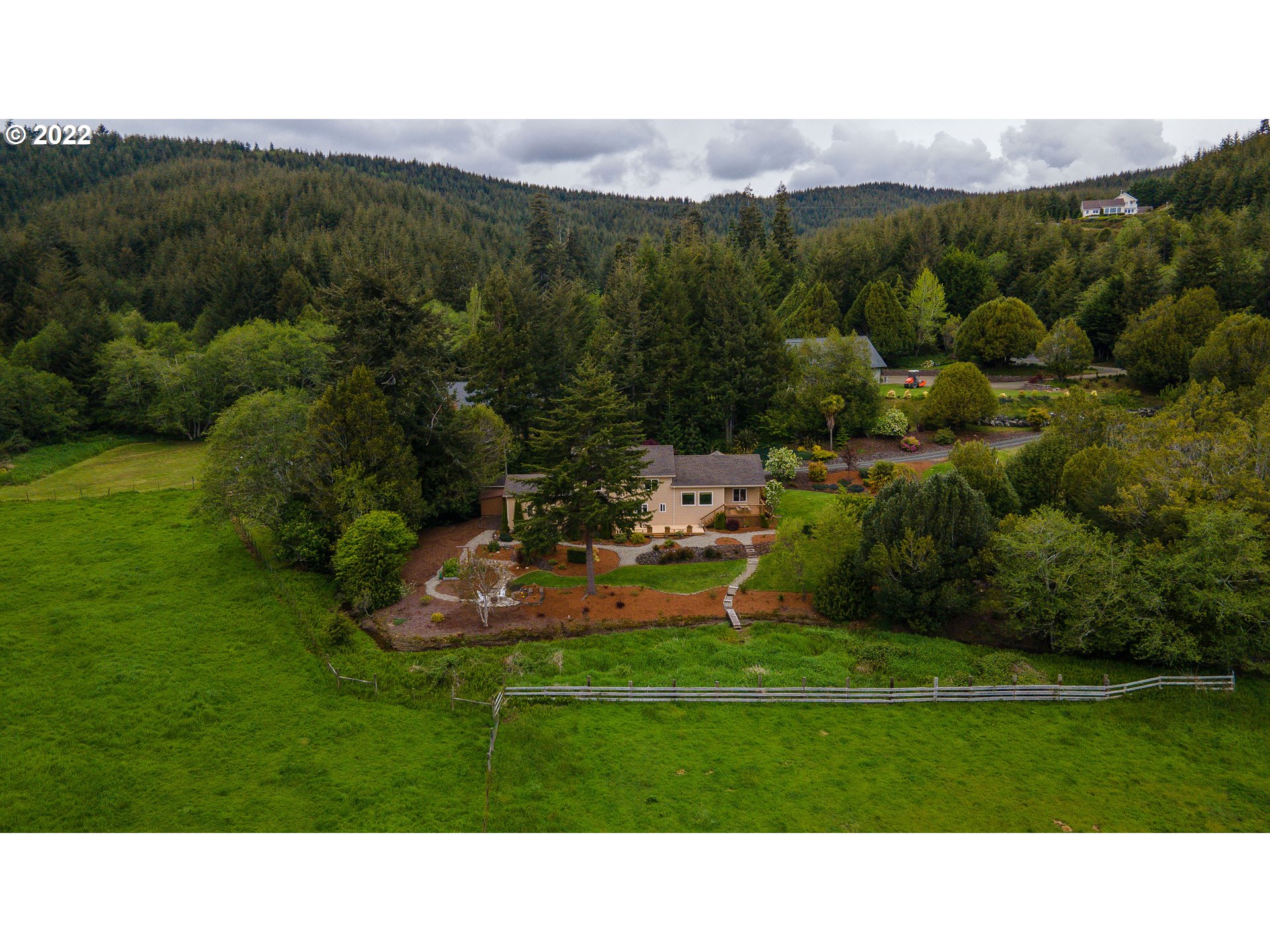 66270 Watertower Road North Bend, OR 97459 - Photo 3 of 31 Gallery Image 3