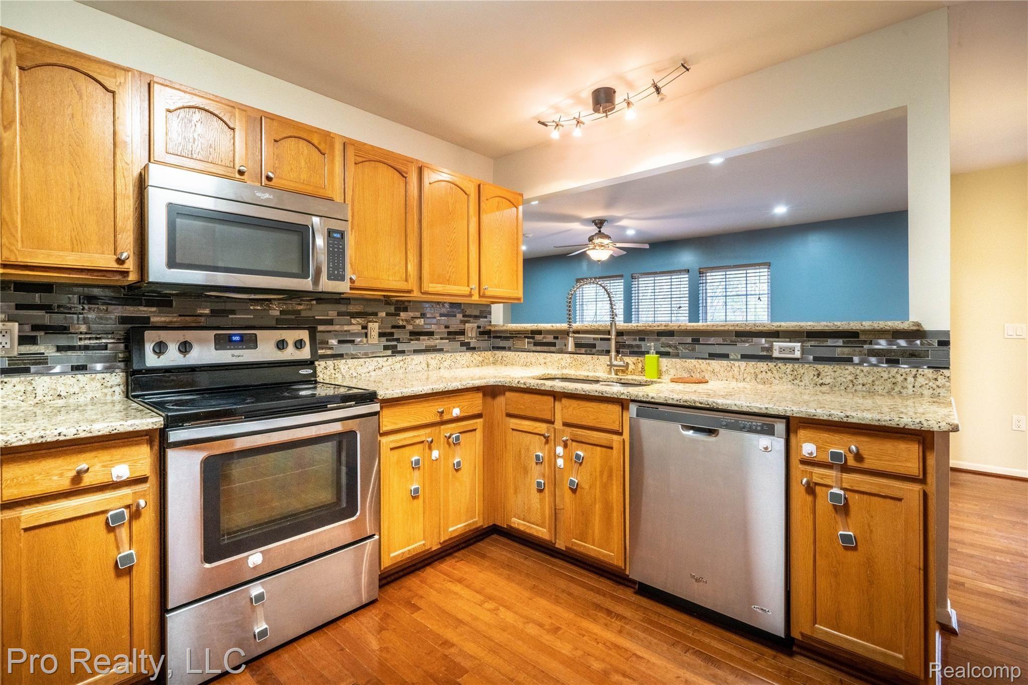 49049 Hawksburry Road Canton, MI 48188 - Photo 8 of 32 DSC03390-HDR.jpg