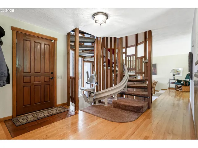 a view of entryway with livingroom