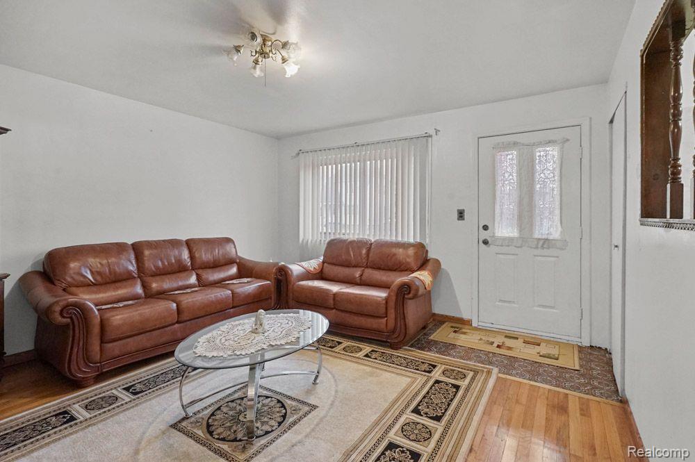 32189 Ruehle Avenue Warren, MI 48093 - Photo 3 of 26 Living room with large bay window