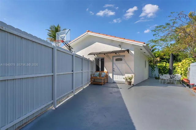 a view of a house with porch and entertaining space