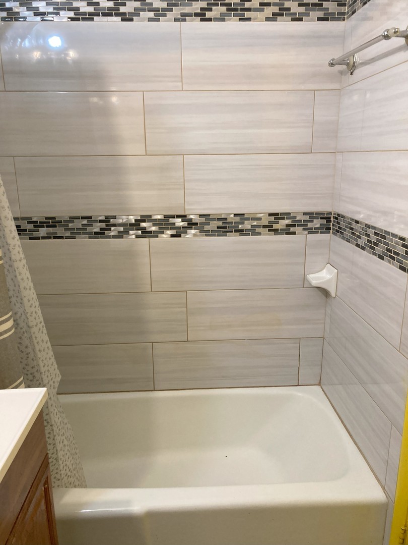 9546 Dee Road, Unit 1B Des Plaines, IL 60016 - Photo 7 of 14 Gallery Image 7