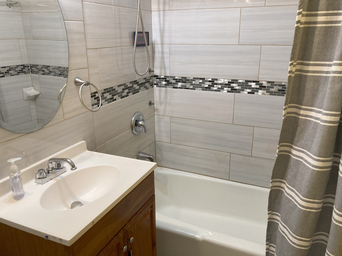 9546 Dee Road, Unit 1B Des Plaines, IL 60016 - Photo 8 of 14 Gallery Image 8