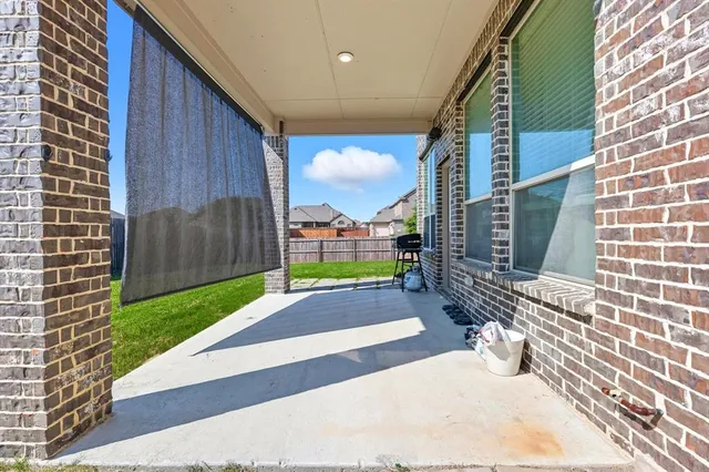 a view of a back yard