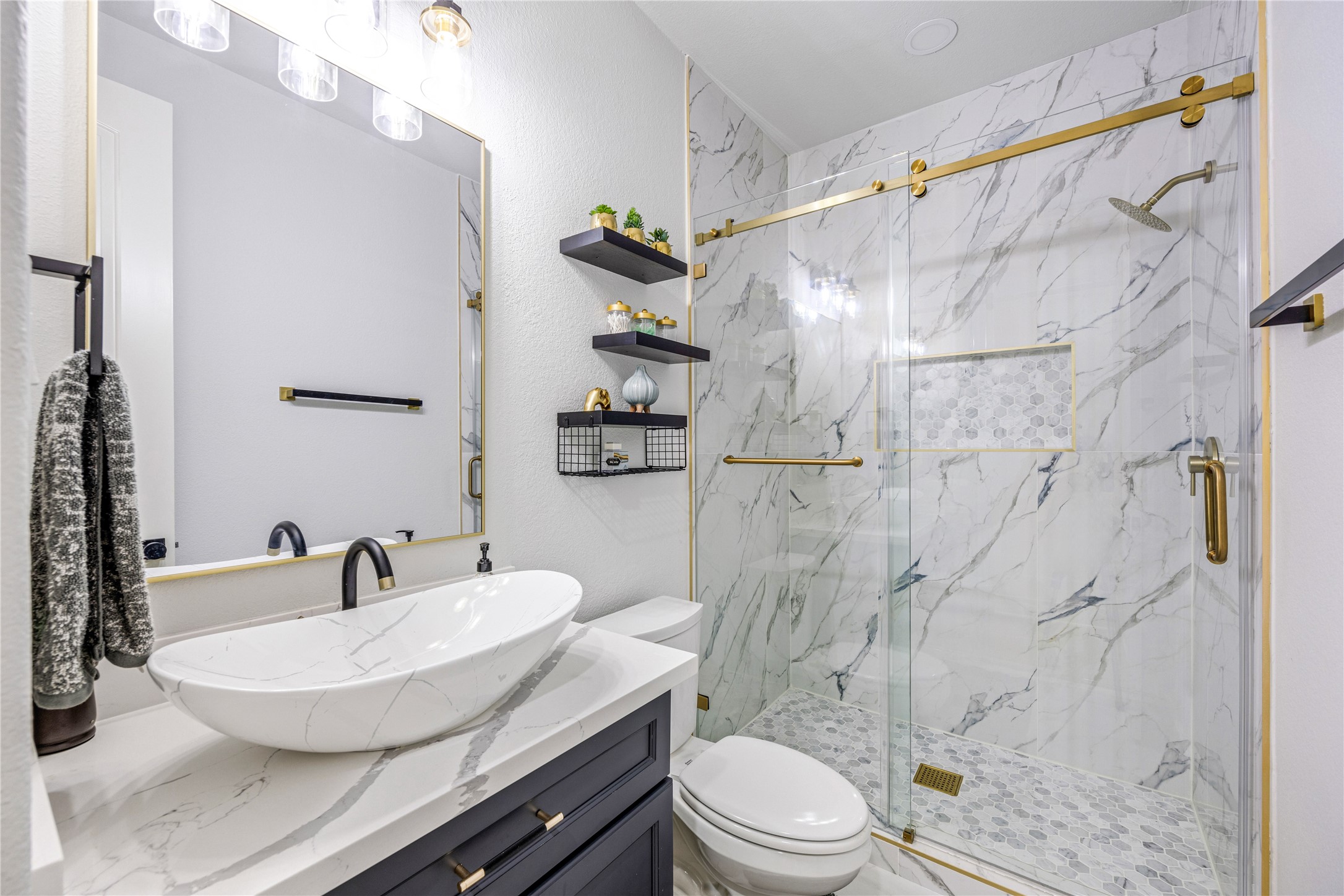 14 Rancher's Trail The Woodlands, TX 77375 - Photo 19 of 27 Downstiars Bathroom