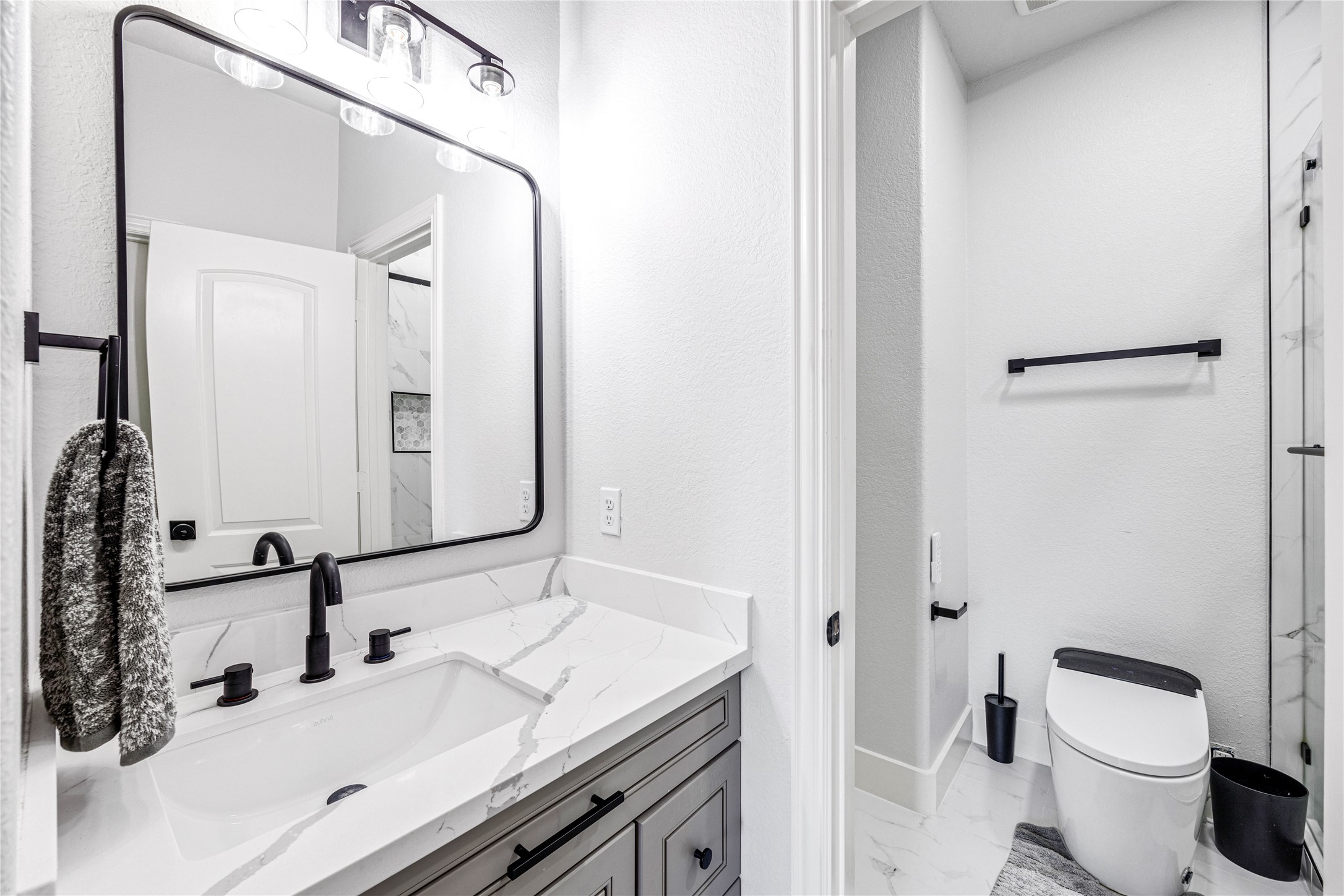 14 Rancher's Trail The Woodlands, TX 77375 - Photo 22 of 27 Upstairs Bathroom