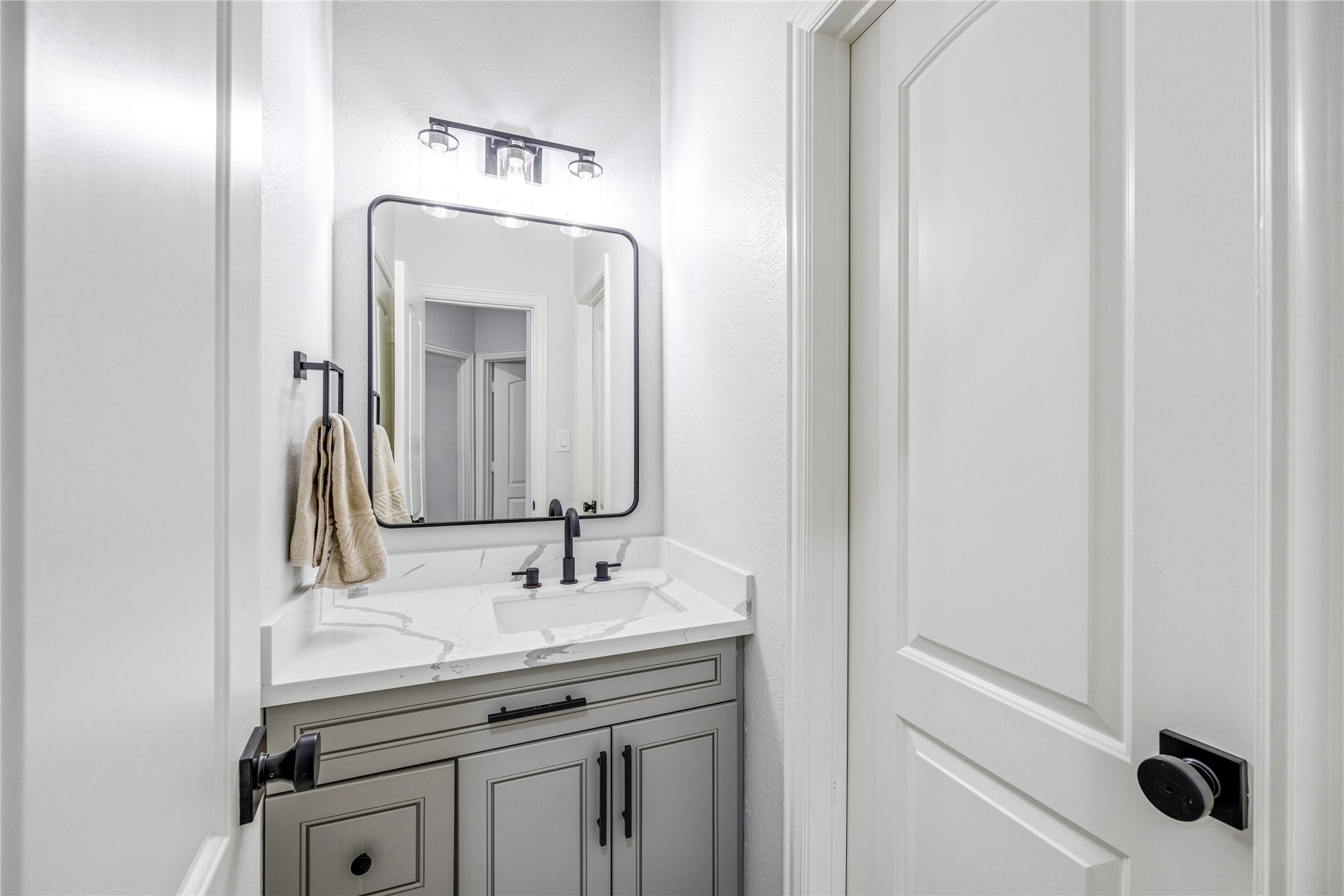 14 Rancher's Trail The Woodlands, TX 77375 - Photo 23 of 27 Jack and Jill sink