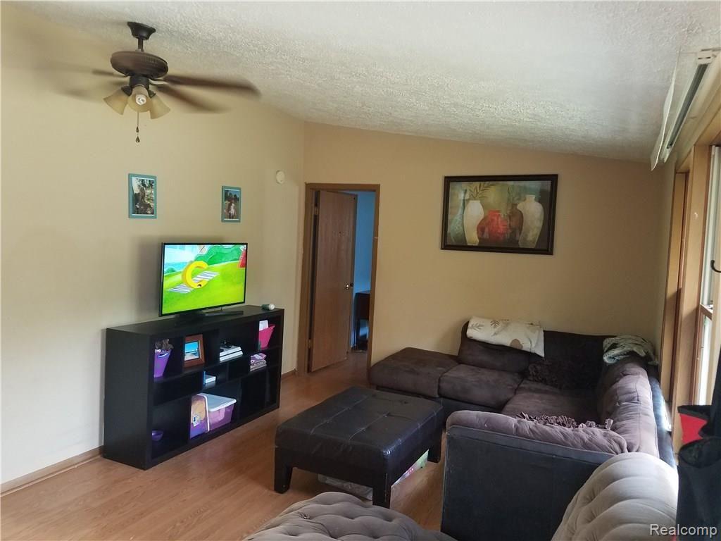 5659 Mason Road Fowlerville, MI 48836 - Photo 8 of 39 5659MasonLR2.jpg