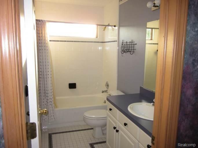 45184 Glengarry Road Canton, MI 48188 - Photo 15 of 20 bath.jpg