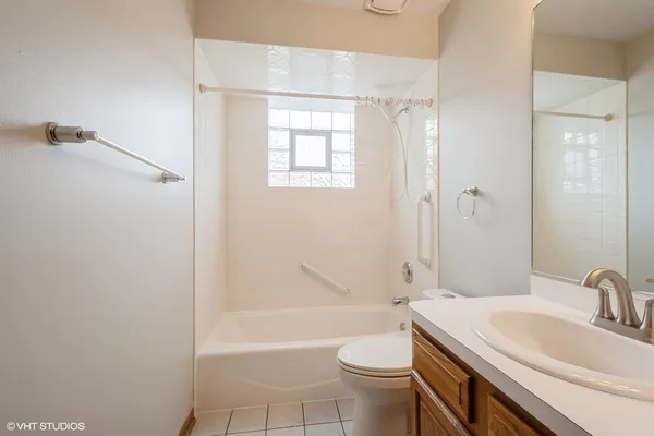 $3,495 | 7411 North Claremont Avenue, Unit 1E, Chicago, IL 60645