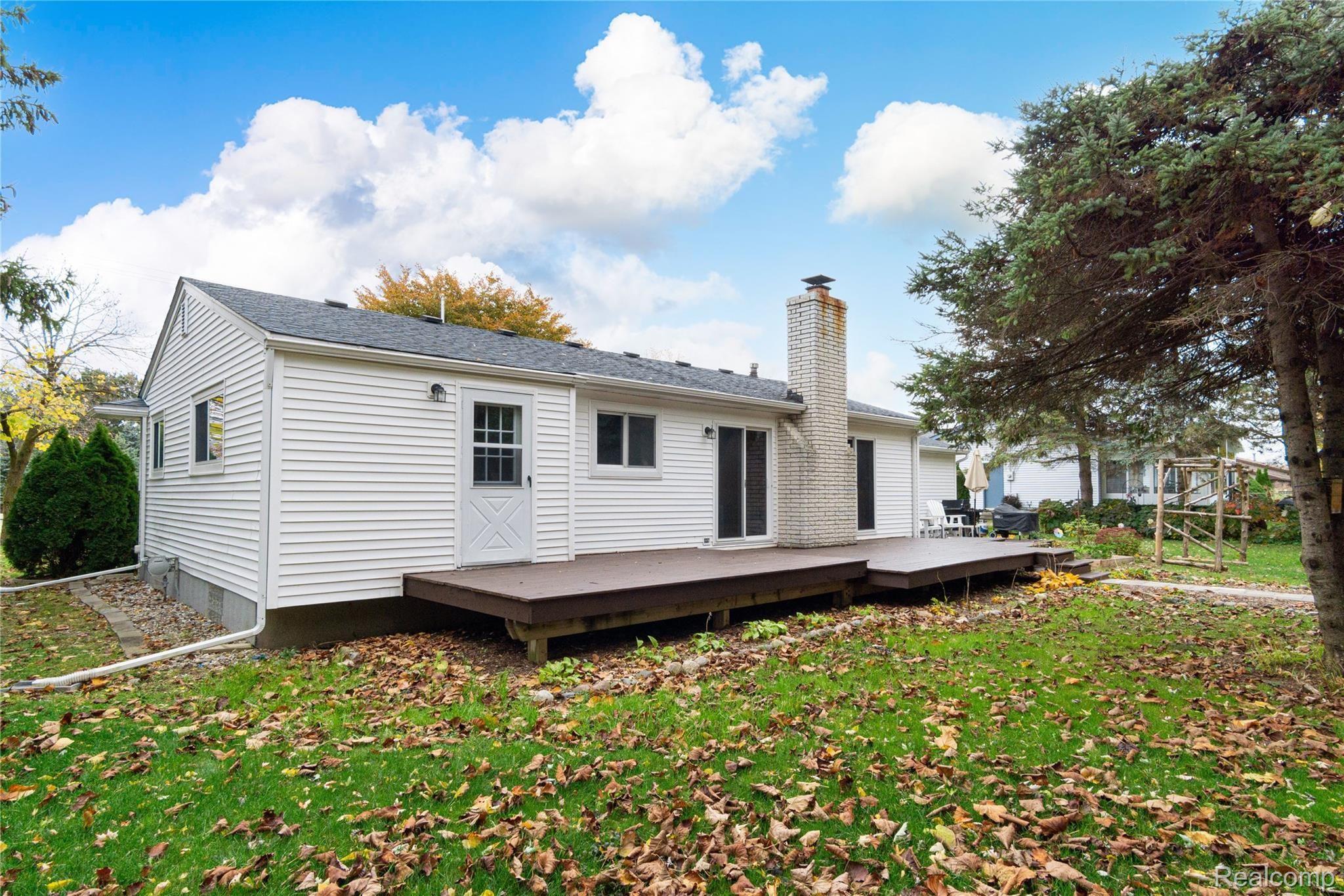 1423 North Long Lake Road Fenton, MI 48430 - Photo 26 of 30 Exteriors (7 of 15).jpg
