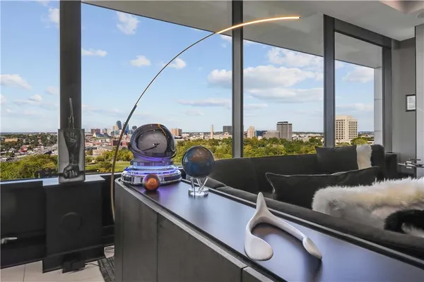 $1,100,000 | 700 West 31st Street, Unit 702, Kansas City, MO 64108