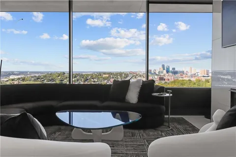 $1,100,000 | 700 West 31st Street, Unit 702, Kansas City, MO 64108