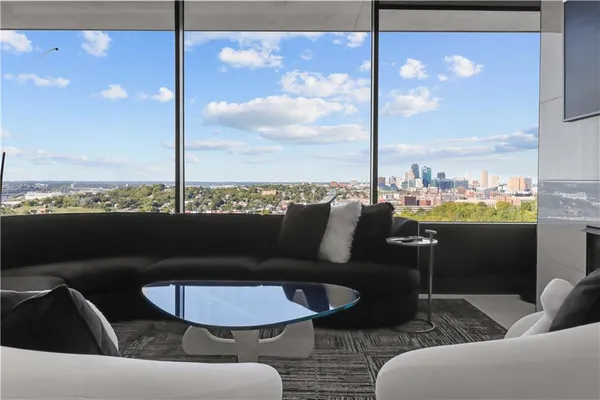 $1,100,000 | 700 West 31st Street, Unit 702, Kansas City, MO 64108