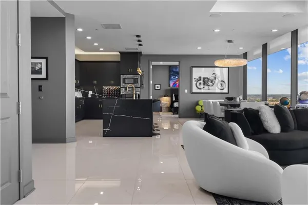 $1,100,000 | 700 West 31st Street, Unit 702, Kansas City, MO 64108