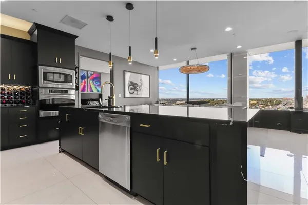 $1,100,000 | 700 West 31st Street, Unit 702, Kansas City, MO 64108