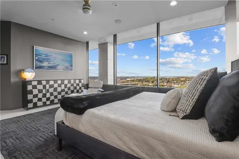 $1,100,000 | 700 West 31st Street, Unit 702, Kansas City, MO 64108