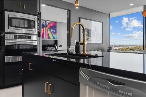 $1,100,000 | 700 West 31st Street, Unit 702, Kansas City, MO 64108