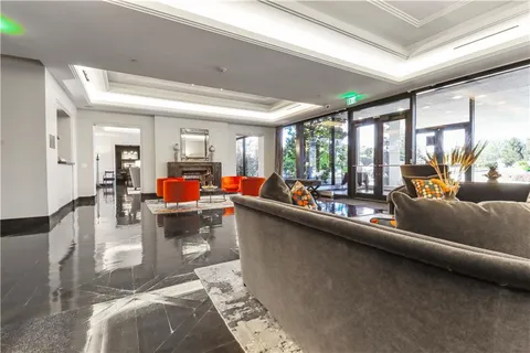 $1,100,000 | 700 West 31st Street, Unit 702, Kansas City, MO 64108