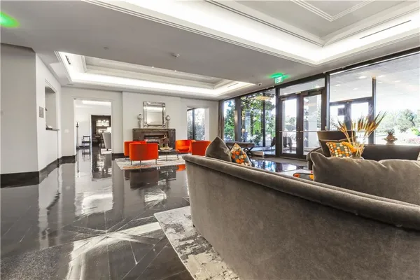 $1,100,000 | 700 West 31st Street, Unit 702, Kansas City, MO 64108