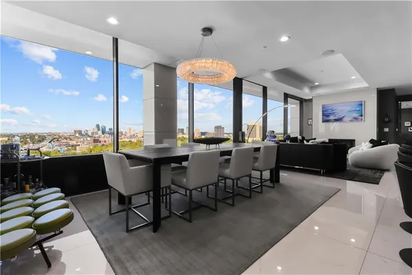 $1,100,000 | 700 West 31st Street, Unit 702, Kansas City, MO 64108
