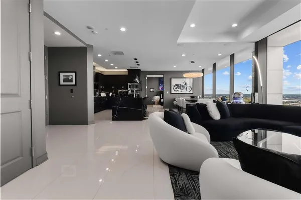 $1,100,000 | 700 West 31st Street, Unit 702, Kansas City, MO 64108