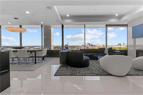 $1,100,000 | 700 West 31st Street, Unit 702, Kansas City, MO 64108