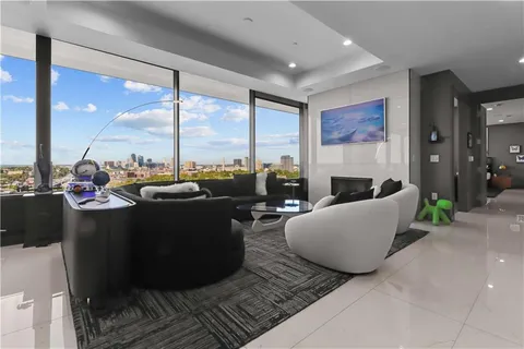 $1,100,000 | 700 West 31st Street, Unit 702, Kansas City, MO 64108