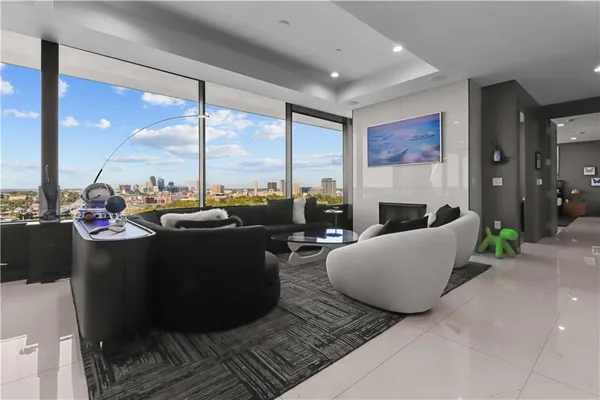 $1,100,000 | 700 West 31st Street, Unit 702, Kansas City, MO 64108