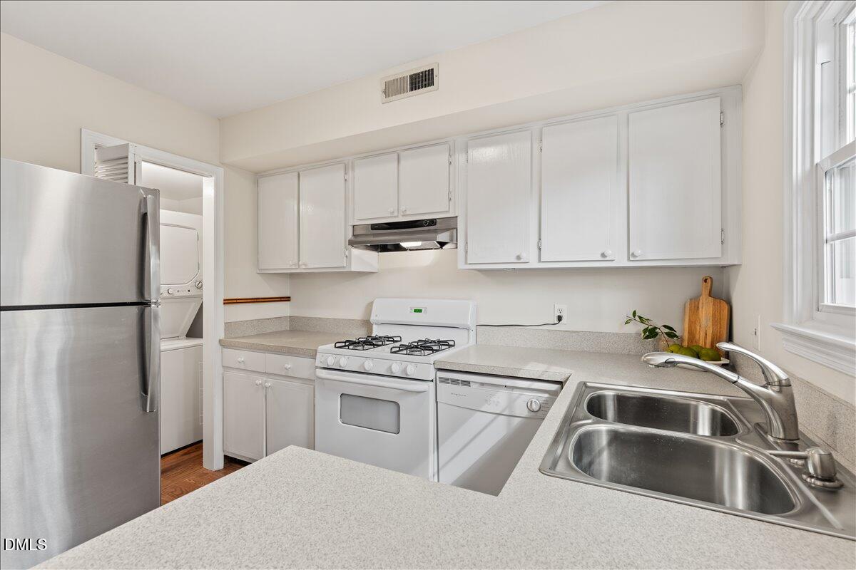 3726 Jamestown Circle Raleigh, NC 27609 - Photo 5 of 30 19