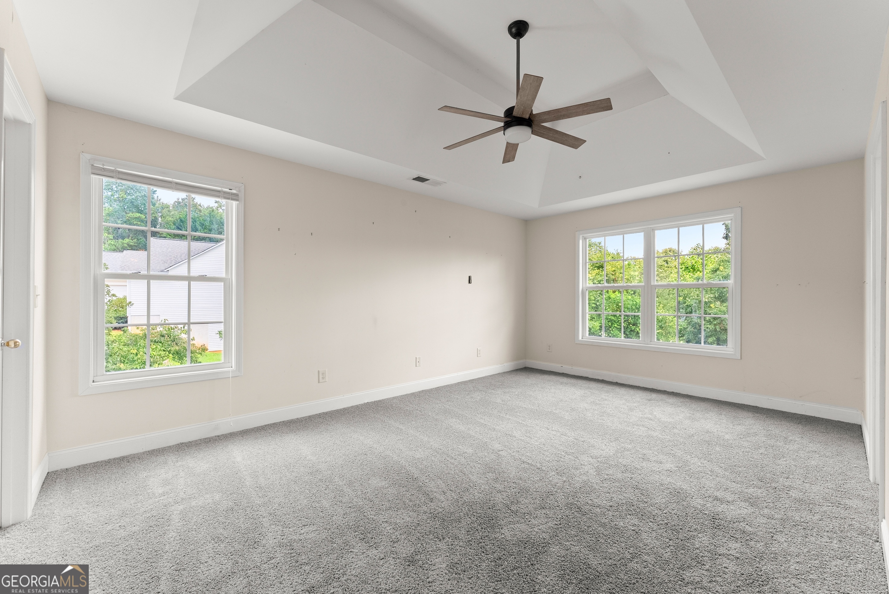 930 Heads Ferry Road Cornelia, GA 30531 - Photo 19 of 43 an empty room with windows