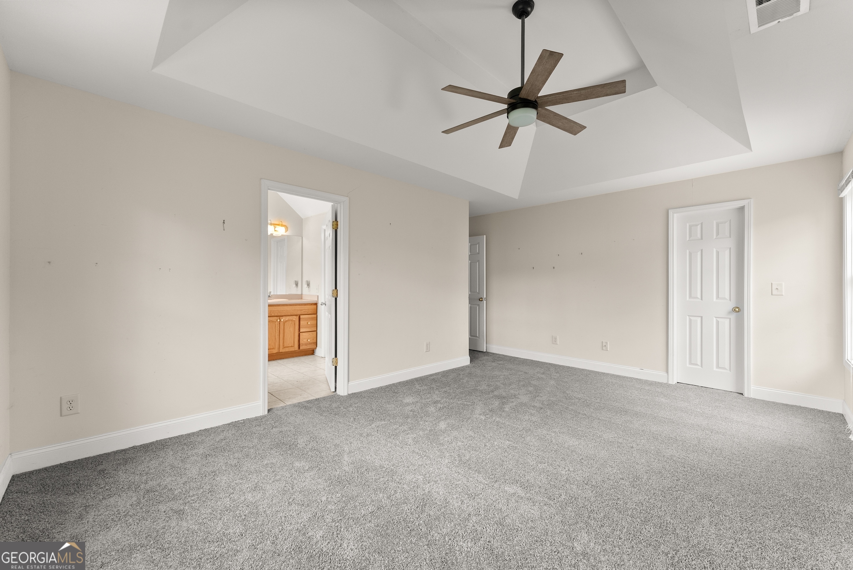 930 Heads Ferry Road Cornelia, GA 30531 - Photo 20 of 43 a view of an empty room and chandelier fan