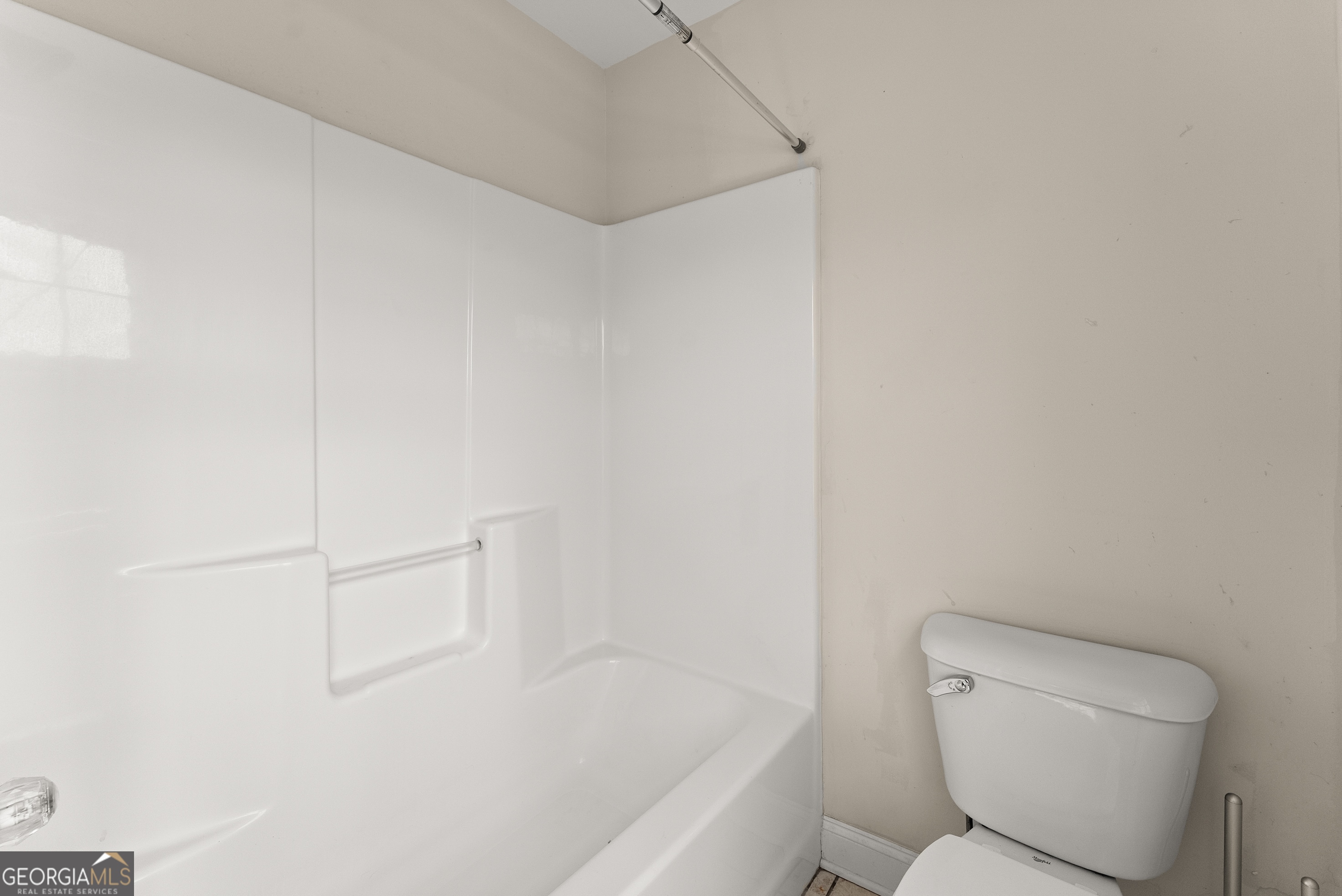 930 Heads Ferry Road Cornelia, GA 30531 - Photo 28 of 43 a bathroom with a toilet and bathtub