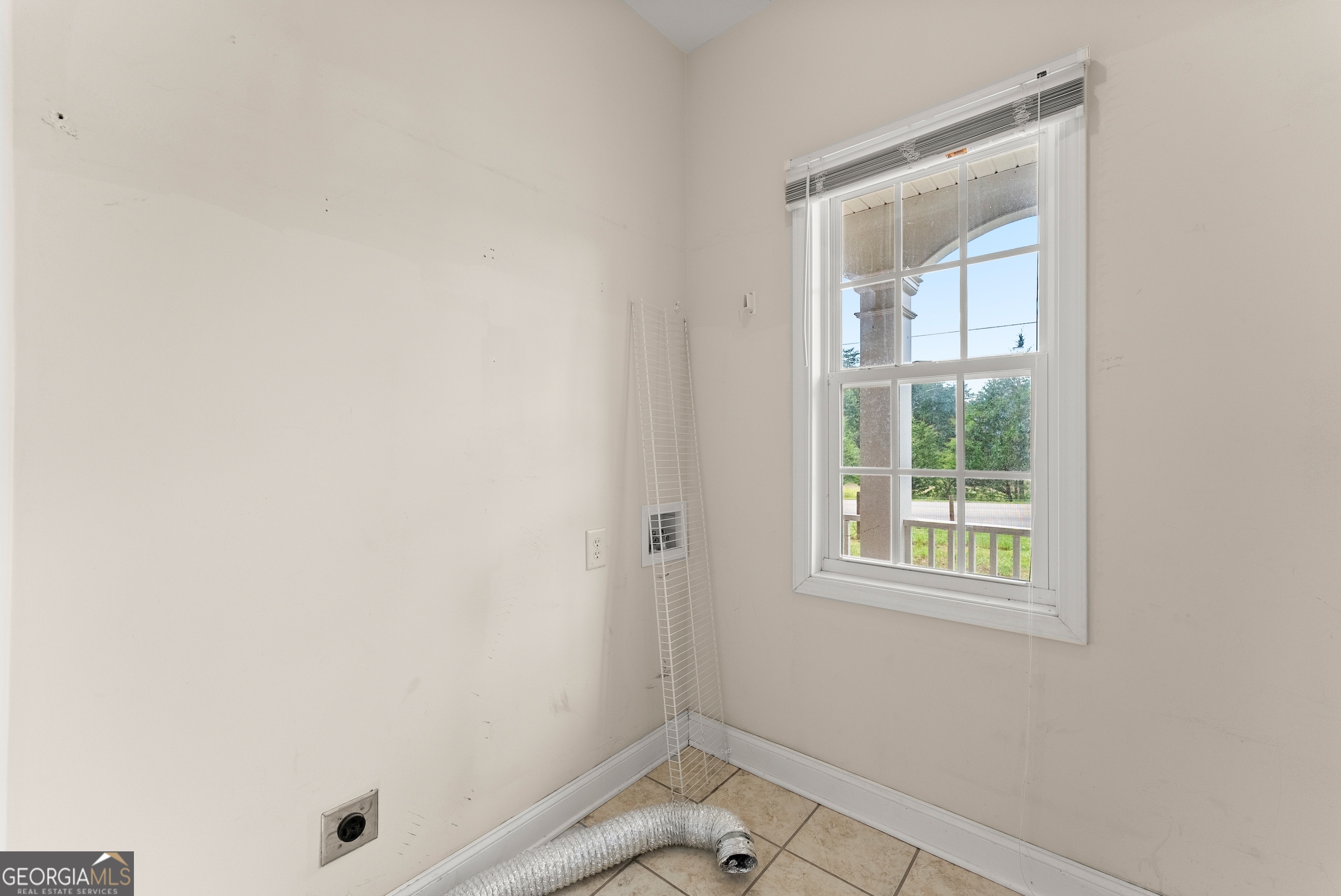 930 Heads Ferry Road Cornelia, GA 30531 - Photo 34 of 43 a bathroom with a window