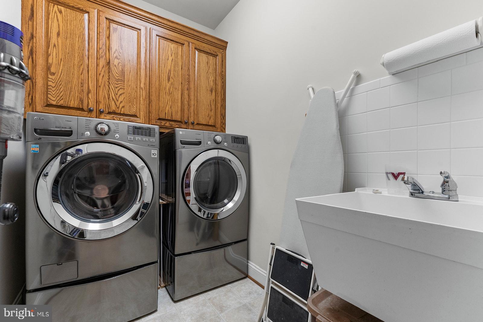 32 Dobe Point Road Stafford, VA 22554 - Photo 16 of 38 a utility room with dryer and washer