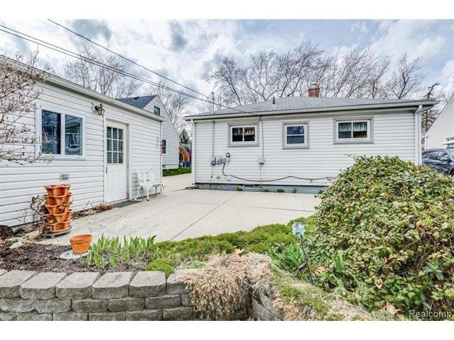 117 Exmoor Road Waterford, MI 48328 - Photo 5 of 32 50130537-2fa233a4-8a69-442d-b98c-33797d6817cc.JPG
