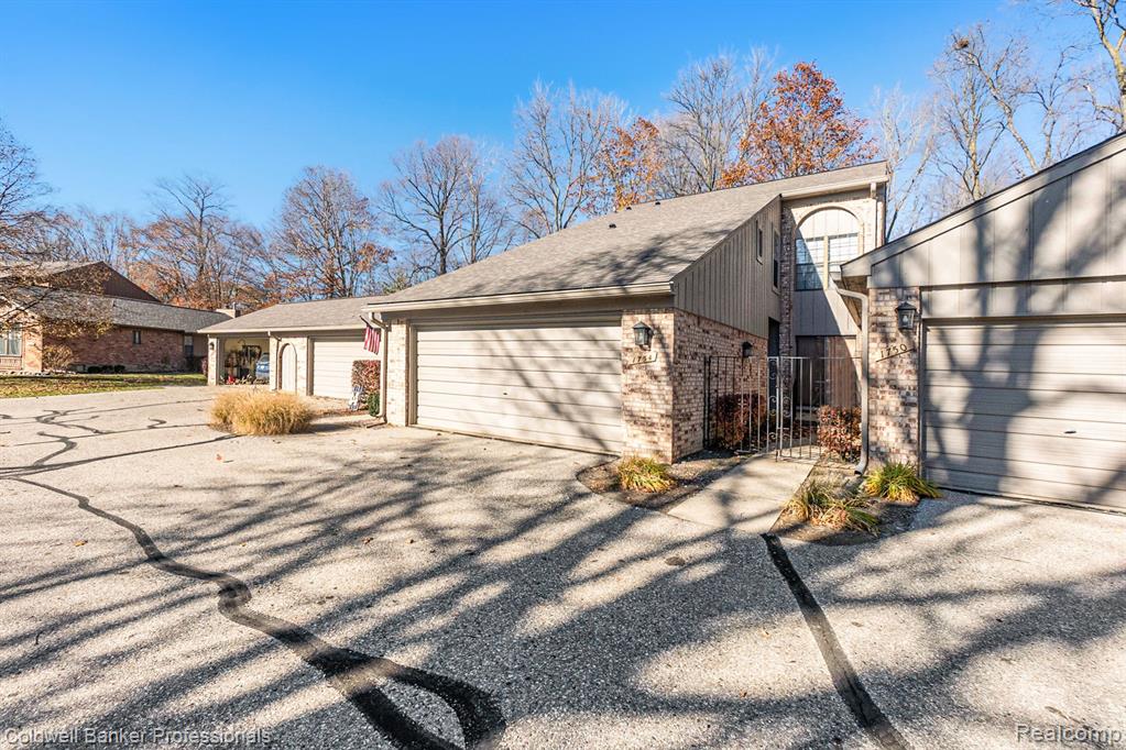 1754 Thomas Court Rochester Hills, MI 48309 - Photo 3 of 36