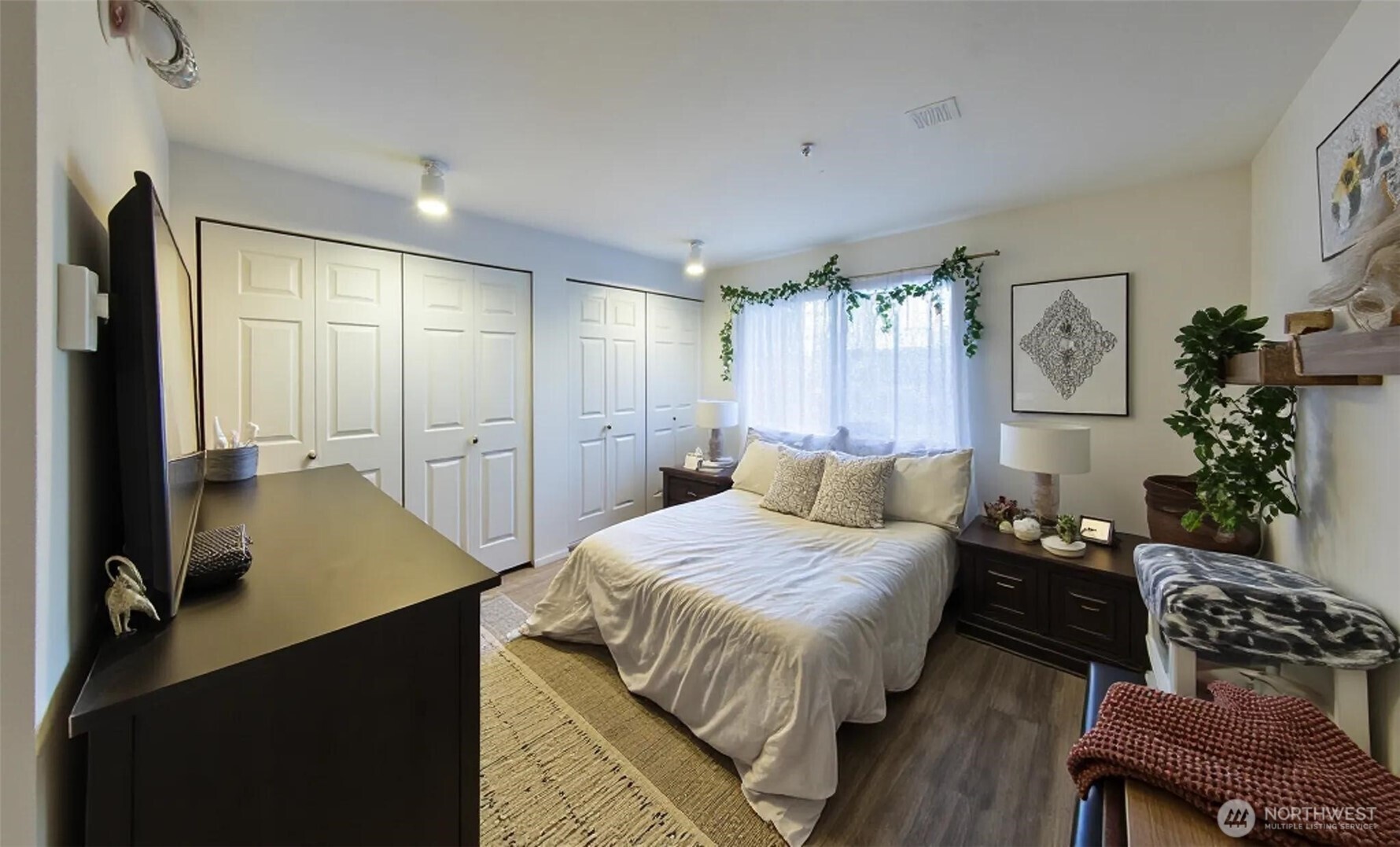 15917 Waynita Way Northeast, Unit E206 Bothell, WA 98011 - Photo 7 of 22 a bedroom with a bed and a couch