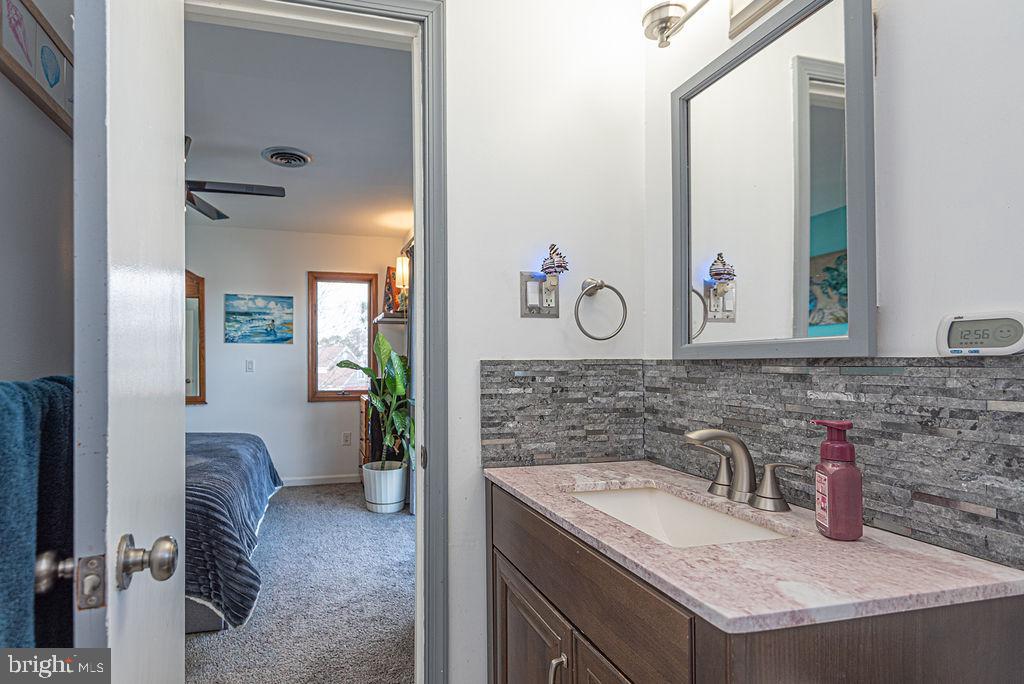 11 Clipper Court Ocean Pines, MD 21811 - Photo 68 of 109 Jack & Jill bathroom btw 2 upper level bedrooms