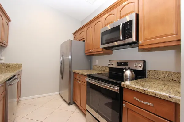 $2,650 | 61 Mayfair Lane, Boynton Beach, FL 33426