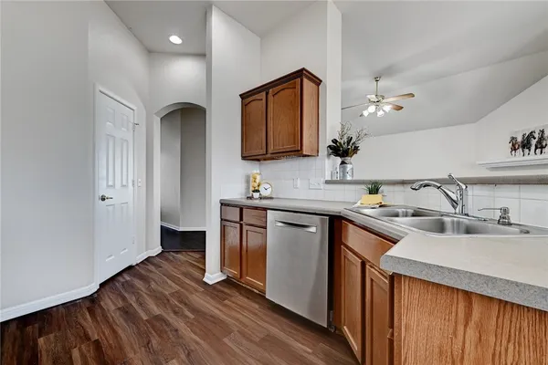 $1,995 | 317 McCoy Lane, Hutto, TX 78634
