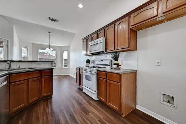 $1,995 | 317 McCoy Lane, Hutto, TX 78634