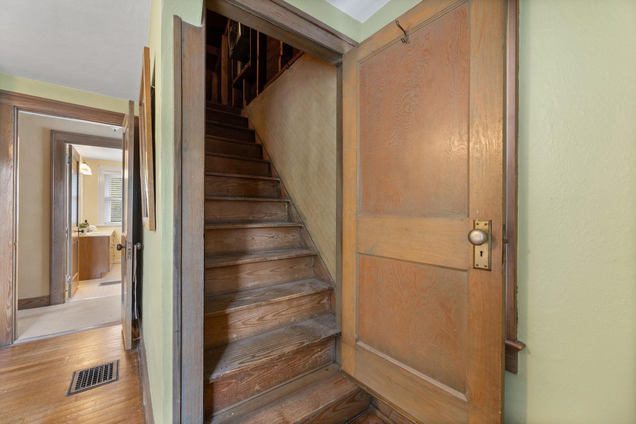 206 Jefferson Road Newark, OH 43055 - Photo 27 of 39 Stairs