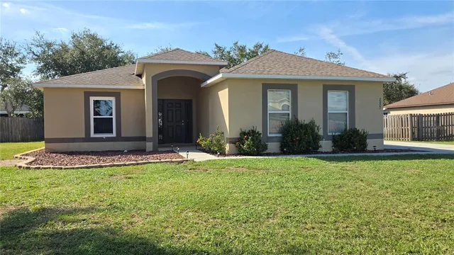 a view of a house with backyard and garden