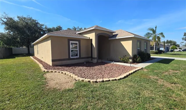 a view of a house with backyard and garden