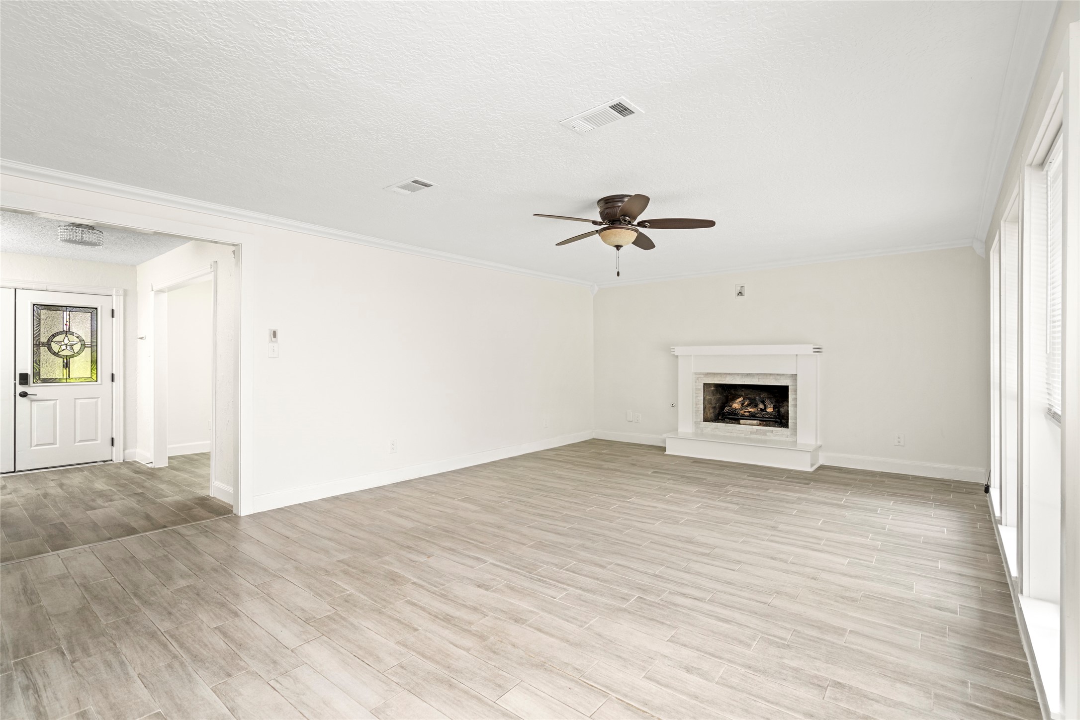 560 Landfall Lane Conroe, TX 77302 - Photo 15 of 41 View of the family room and into the foyer of the home.