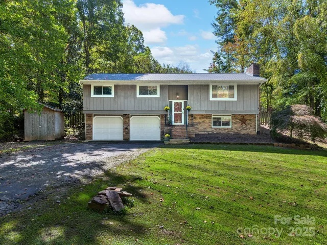 a view of a house with backyard and a garden