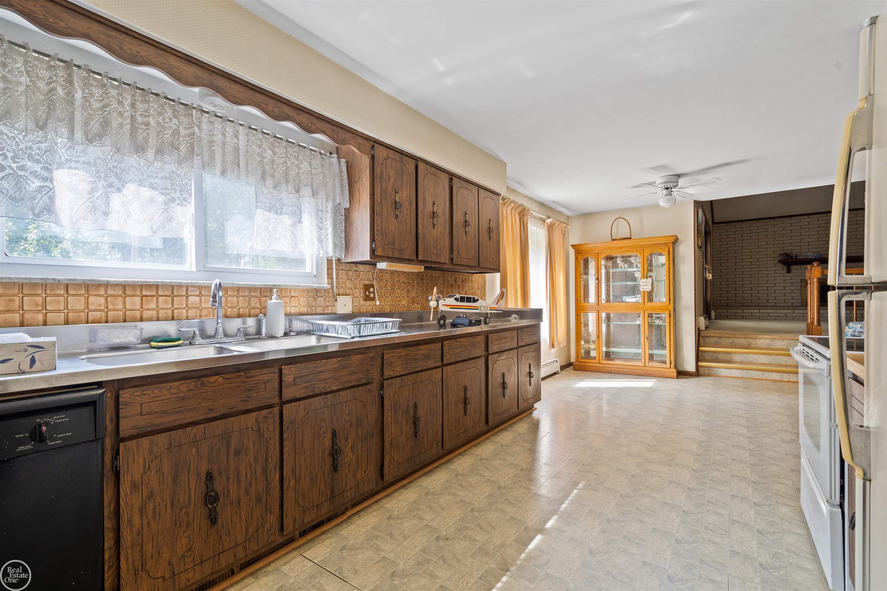 7945 Trumble Road Columbus, MI 48063 - Photo 9 of 29 50092767-8.JPG